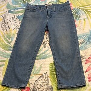 Levi’s 311 Shaping Skinny Capri in Denim. Size 29